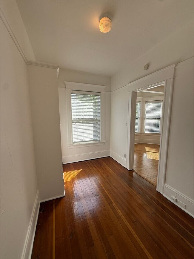 Building Photo - Vintage Charm + Large Bay Window + East View of Mt. Hood + Tons of Natural Light!  ~NEW SPECIALS~