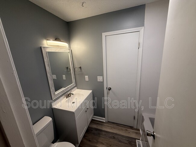 Building Photo - 105 Sycamore St