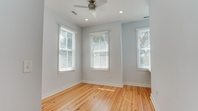 Building Photo - 3 Bedroom 3 Bath Apartment (October) Downt...