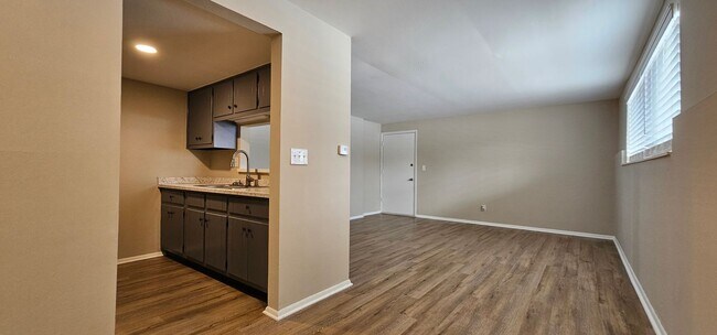 Building Photo - Beautiful One bedroom/one Bath apartment