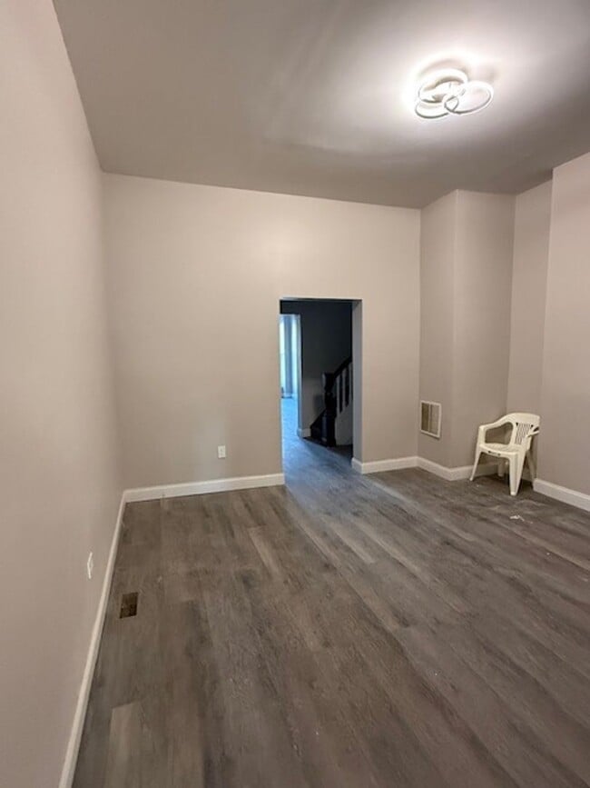 Building Photo - Beautifully Renovated!  Large, Spacious Rooms! W/D Hook-Up! Available Now!