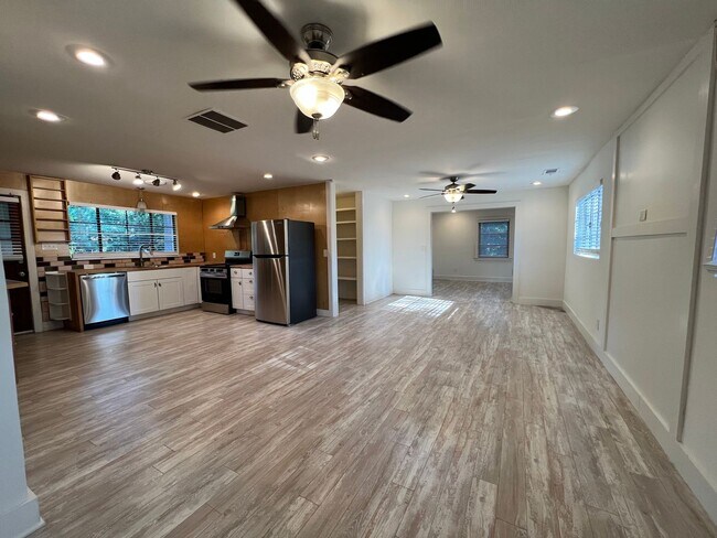Building Photo - 3 Bed | 2 Bath Single Family Home