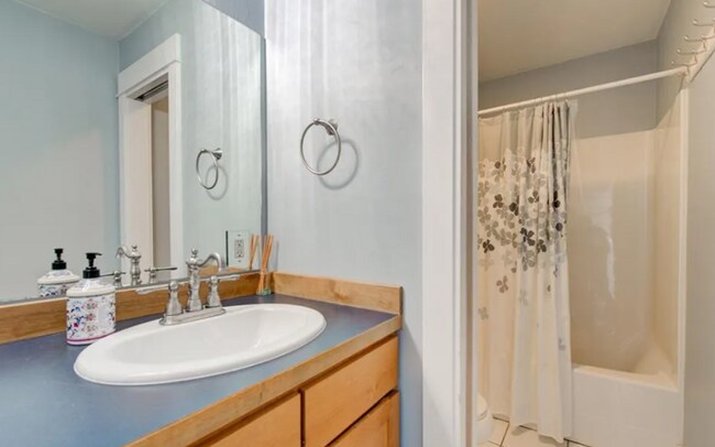 Building Photo - Charming 5-Bedroom Family Home for Rent in...
