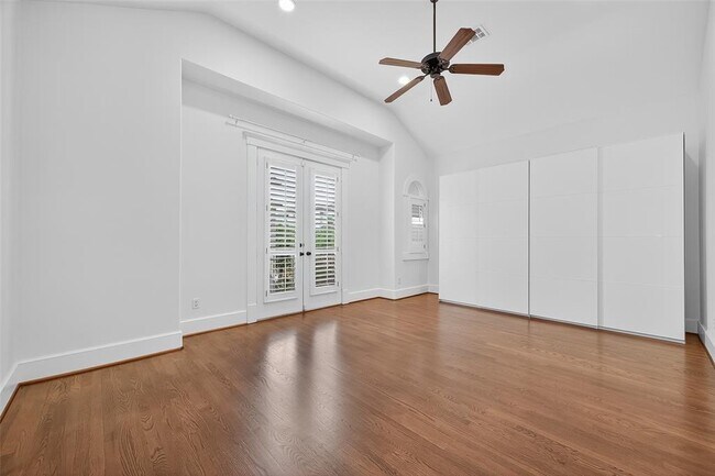 Building Photo - 1042 W 25th St