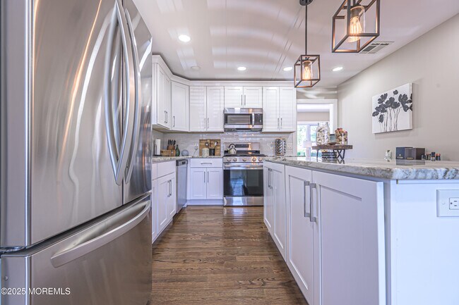 Building Photo - 472 Pinecroft Dr