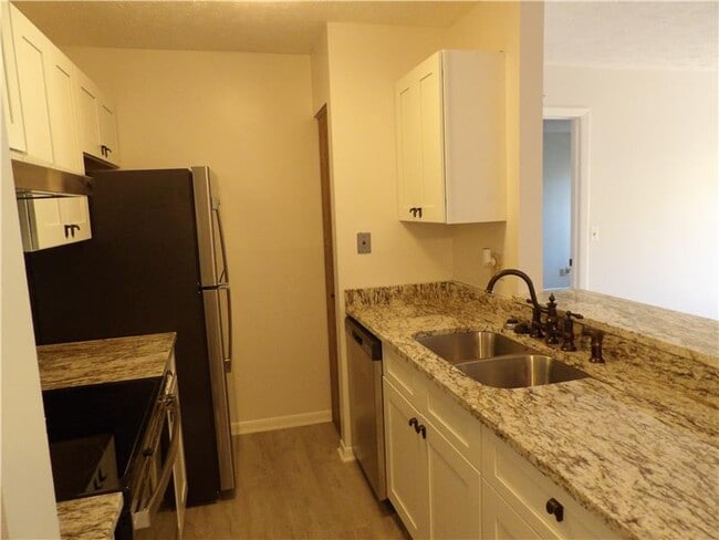 Building Photo - 18 Woodland Hills Dr