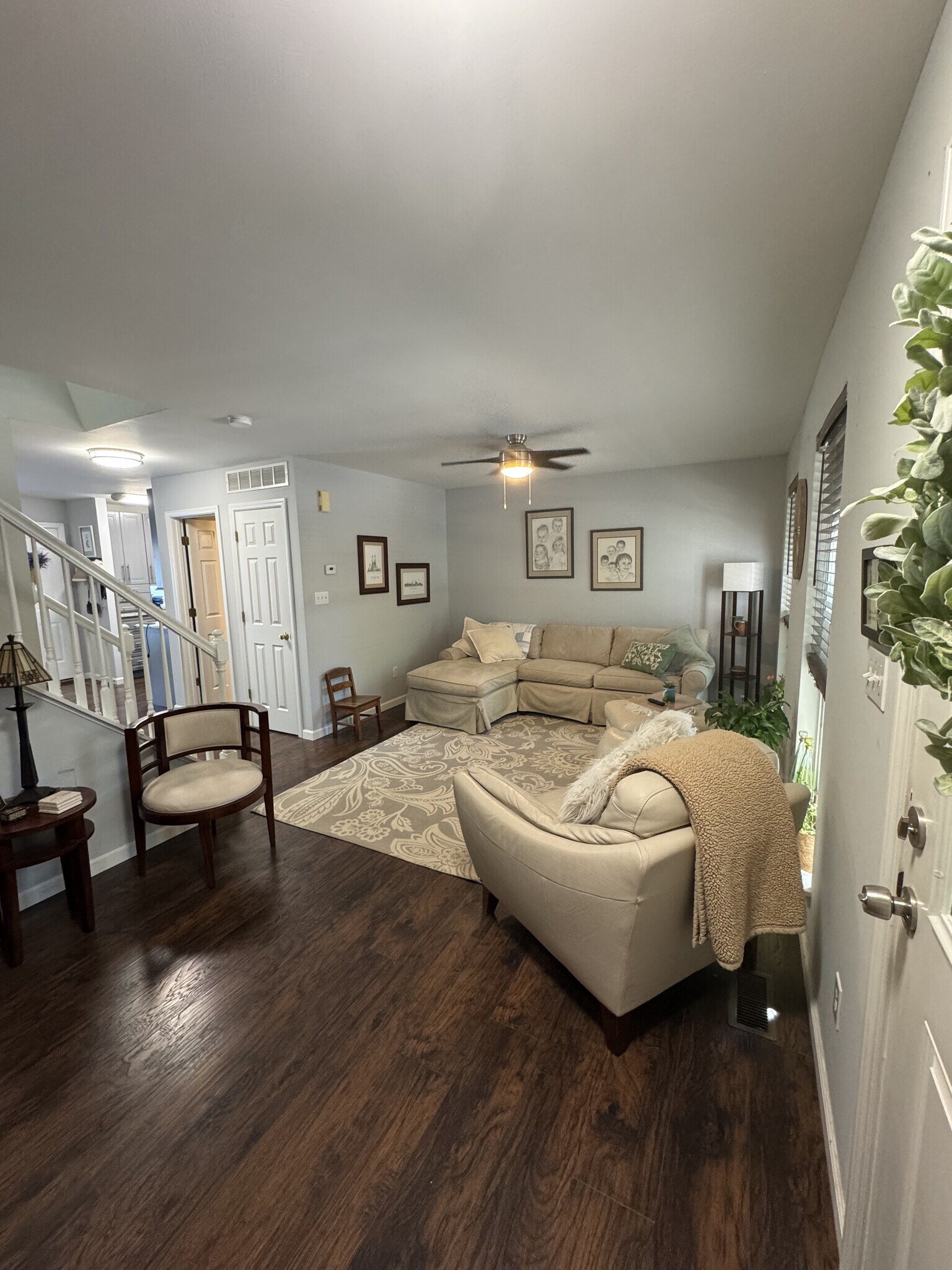 Spacious Front Hall - 401 Heritage Commons Cir
