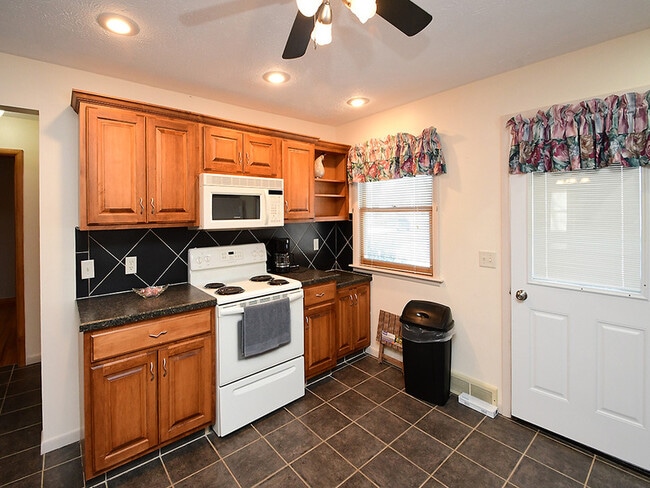 Building Photo - 705 E 9th St