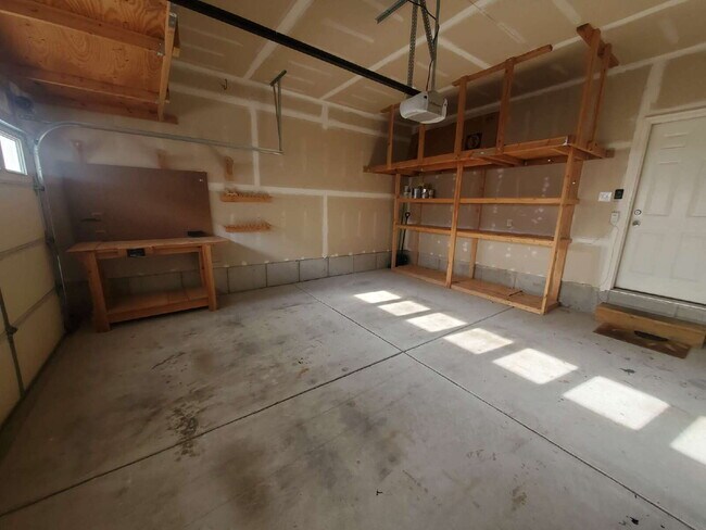 Building Photo - Impeccable 3 Bed / 2.5 Bath Townhome – Packed with Custom Upgrades!