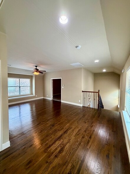 Building Photo - 705 Rembrandt Ct