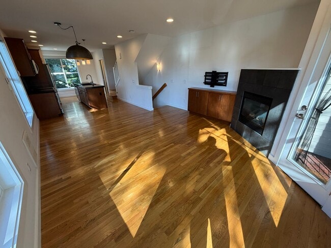 Building Photo - 3bd/3.5ba Townhouse on Capitol Hill
