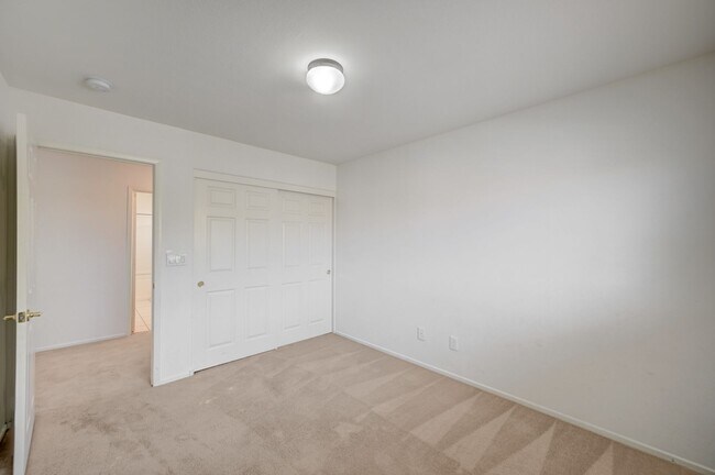 Building Photo - Beautiful 3 bedroom/2.5 baths located acro...