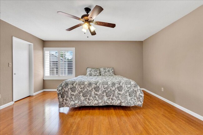 Building Photo - This home is loaded with upgrades and space in North Hanford.  Call today!