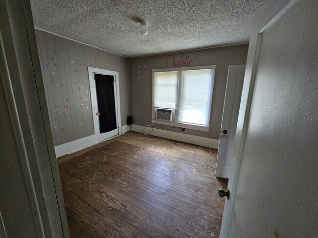 Building Photo - 1505 Quevado St