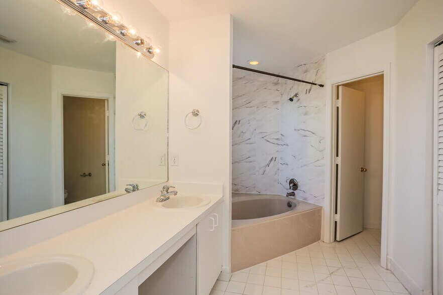 Building Photo - 4330 SW 82nd Way