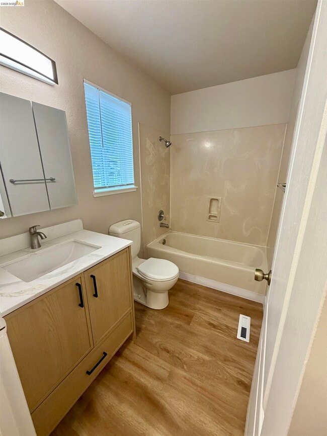 Building Photo - 525 Clayton Ave