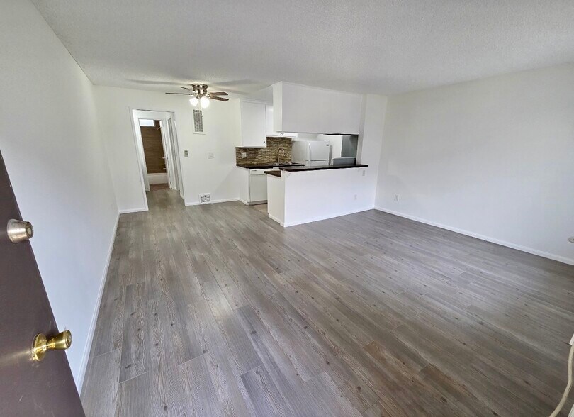 Building Photo - 3833 Mentone Ave