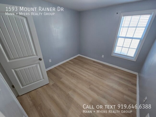 Building Photo - 1593 Mount Rainer Dr