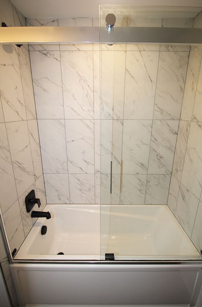 Building Photo - FULLY RENOVATED 3 BED, 2 BATH BELLEVUE HOM...