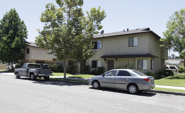 Primary Photo - 801-807 S Claudina St