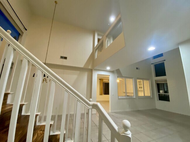 Building Photo - Desirable 5br3 car garage executive home b...