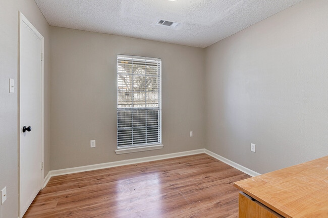 Building Photo - 4047 Country View Dr