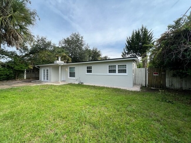 Building Photo - BEAUTIFUL 3/1 1300sq ft home with a POOL! ...