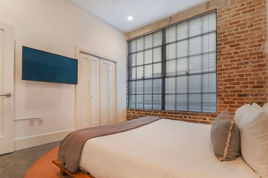 Building Photo - 822 Howard Ave