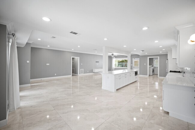 Building Photo - 6215 S Braeswood Blvd