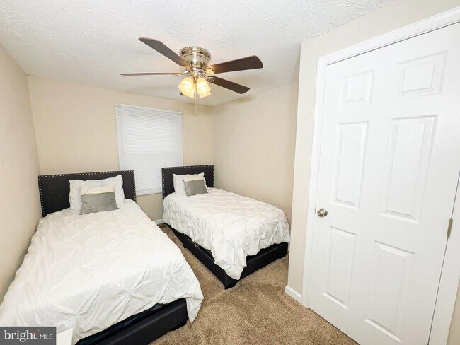 Building Photo - 806 Truro Ct