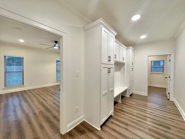 Building Photo - Stunning 3/2/2 on the Outskirts of Lindale!