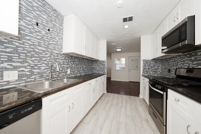 Building Photo - 5375 Little John Ln