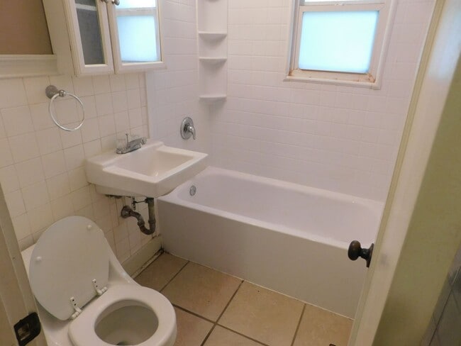 Building Photo - 2-bedroom, 1-bathroom Apartment w/ Basemen...