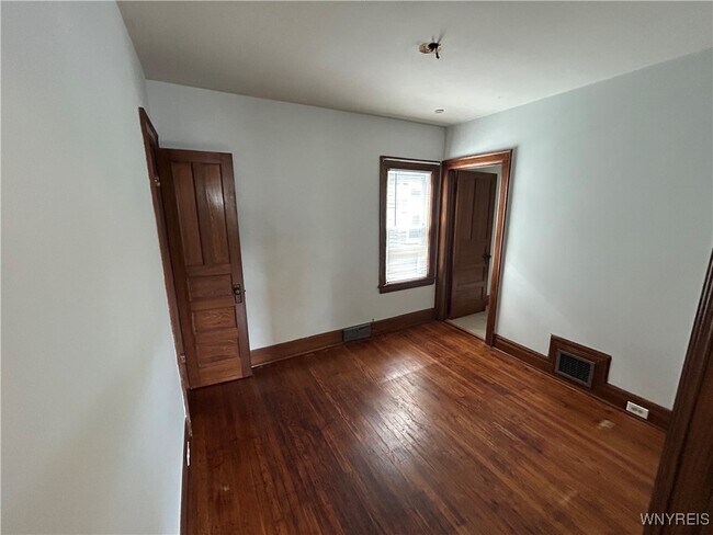 Building Photo - 411 Breckenridge St