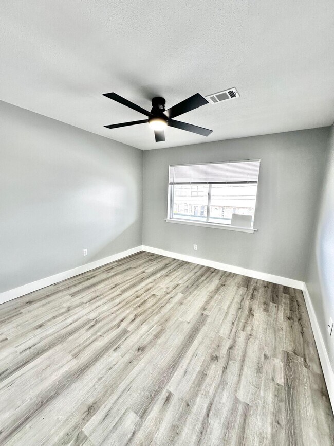 Building Photo - 726 Eglin Pkwy