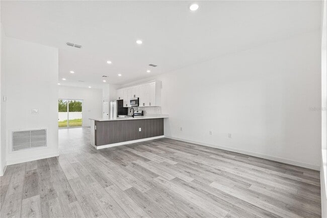 Building Photo - 716 Desmoines Dr