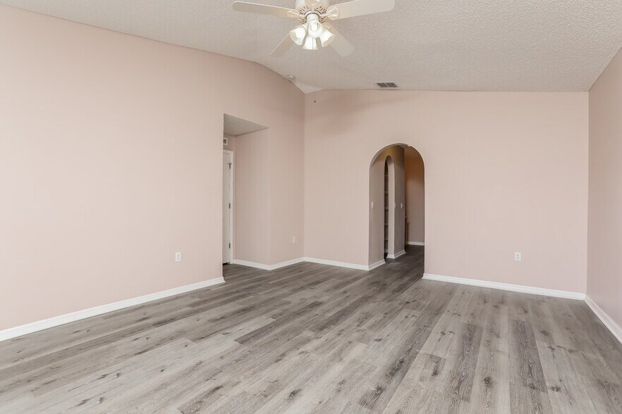 Building Photo - 2142 Sandridge Cir