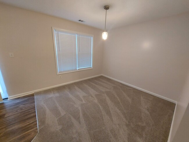 Building Photo - Spacious Home in Quiet Neighborhood
