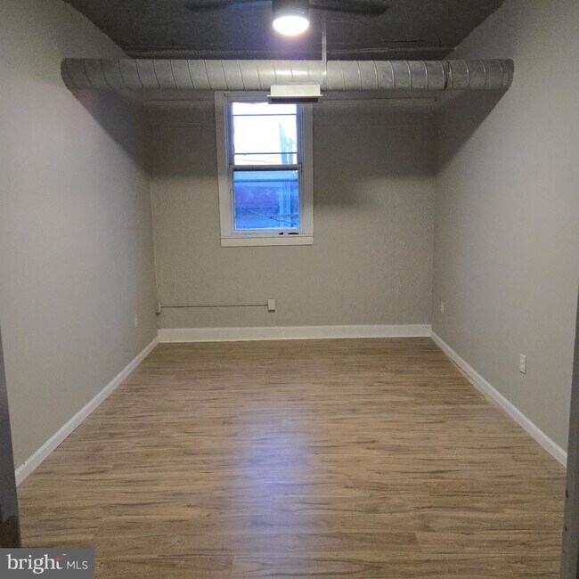 Building Photo - 19 W Main St