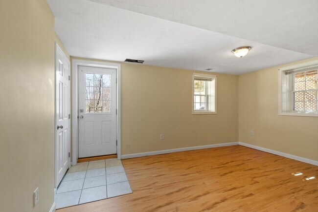 Building Photo - 27 Pine St