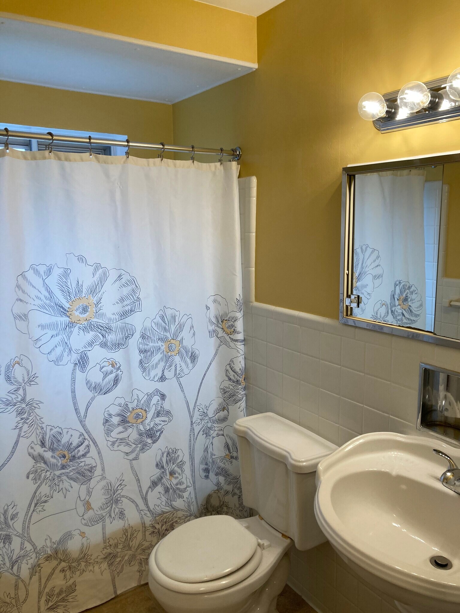 Full Bath (walls painted white) - 335 N Eton St