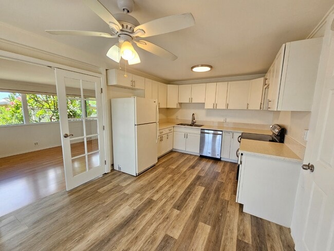 Building Photo - 1 bedroom 1 bath Apartment. NO parking. Upstairs unit.