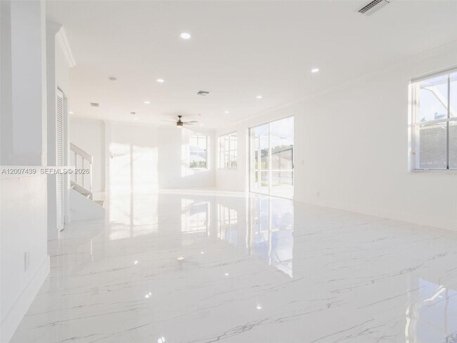 Building Photo - 801 Tanglewood Cir