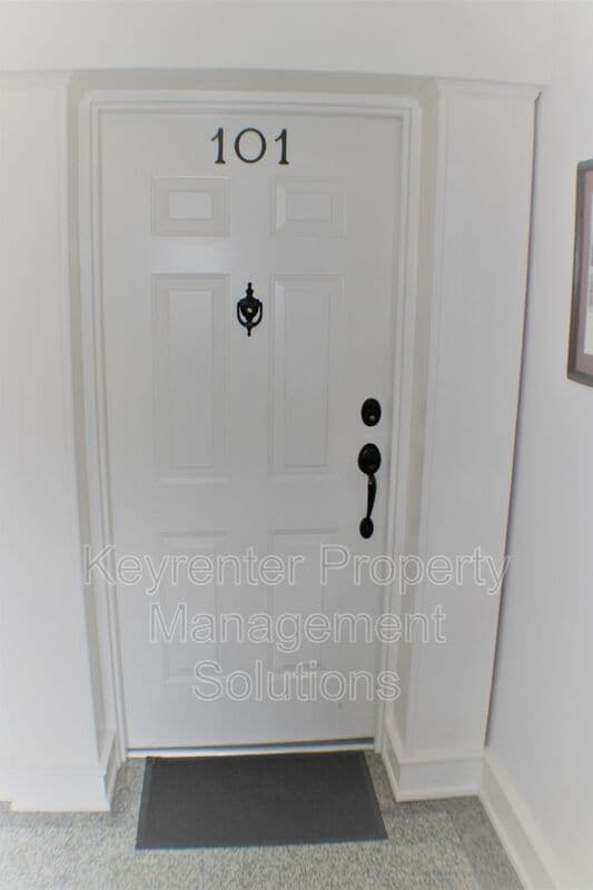 Building Photo - 100 W Village Dr