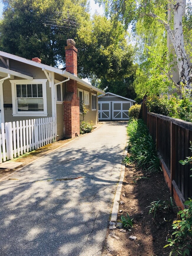 Building Photo - 1122 Channing Ave