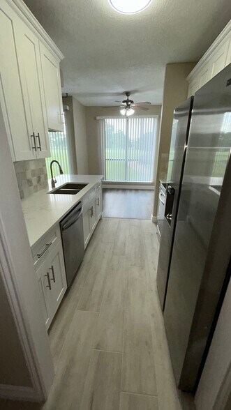 Building Photo - 8333 Sands Point Dr