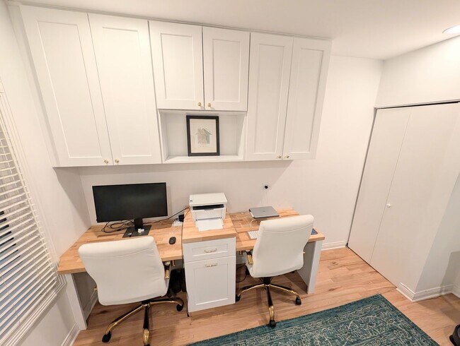 Building Photo - Stunning rehabbed 3-Bedroom Townhome in Fulton Market / West Loop