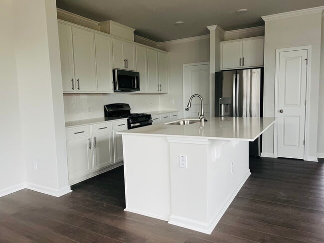 Building Photo - Modern Townhome | 3 Bed/2.5 Bath | End Unit
