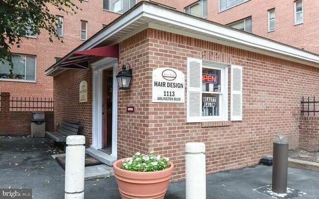 Building Photo - 1121 ARLINGTON Blvd