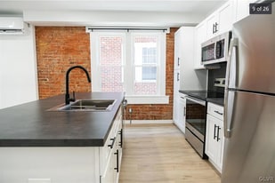 Building Photo - 1915 W Livingston St